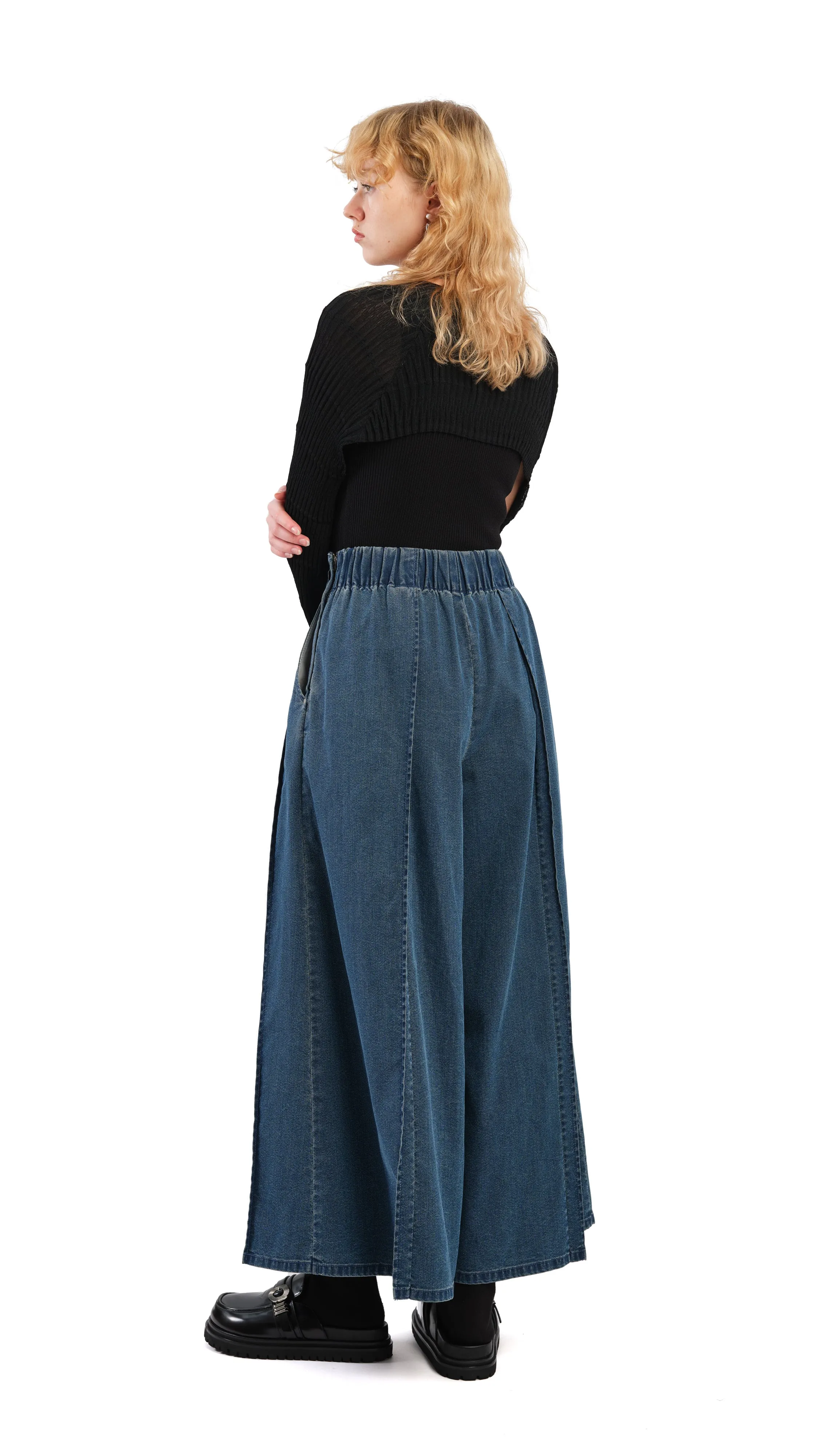 Wide-leg Tuck Jeans